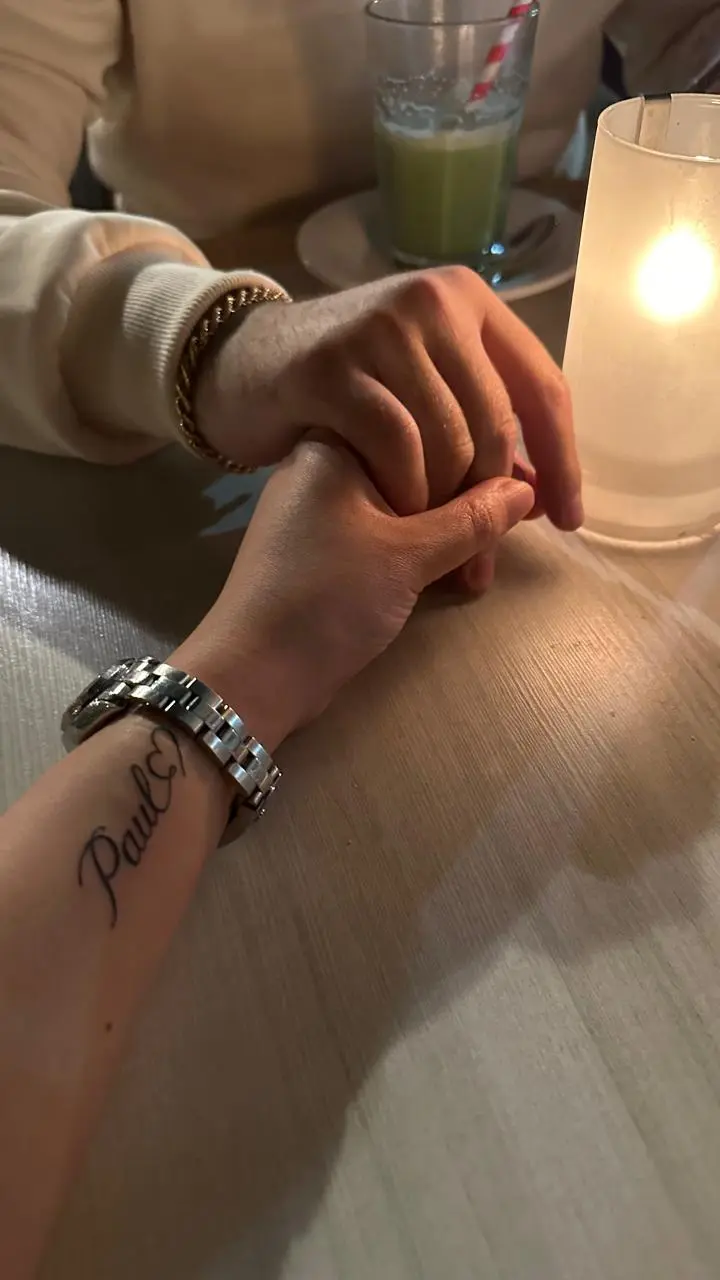 Las manos de Camila y Paul